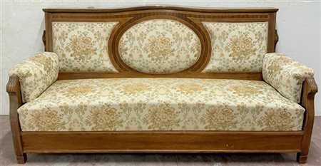 Divano a letto con struttura in legno e parti imbottite rivestite in tessuto a