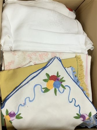 Cartone contenente numerose tovaglie di fogge e dimensioni differenti (difetti)