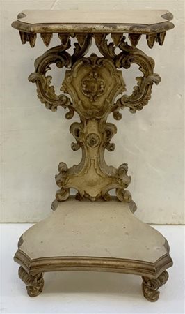 Inginocchiatoio in legno intagliato, laccato e dorato con decoro a motivi fogli