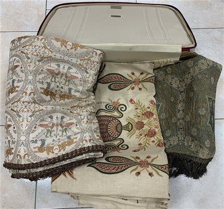 Una vecchia valigia Samsonite contenente vari tessuti jaquard d'arredamento