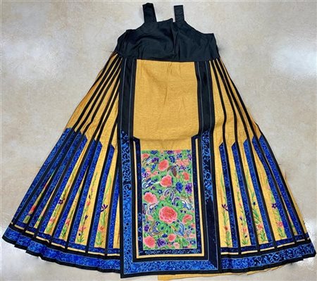 Completo d'abbigliamento ricamato in seta policroma, Cina, secolo XX.