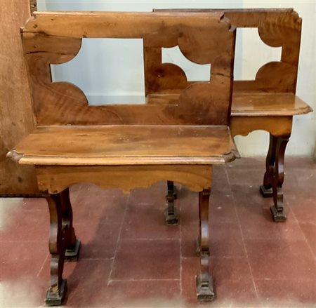 Coppia di panchette in legno intagliate con schienale a giorno (cm 70x88x34) (d