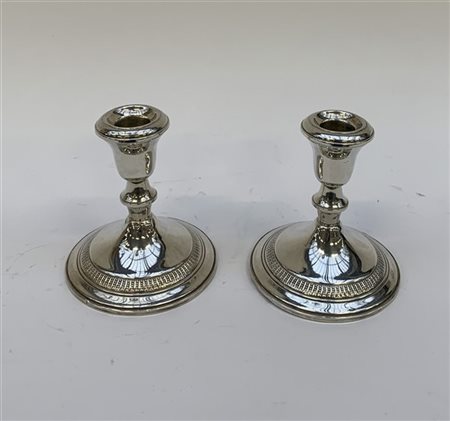 Coppia di candelieri in argento sterling con basi decorate a perlinature (h cm