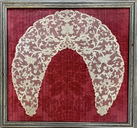 Colletto in pizzo Valencienne, con tulle e cordoncini applicati del secolo XIX.