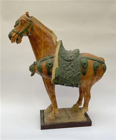 Grande cavallo in stile Tang invetriato a tre colori, base in legno (difetti e