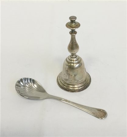Lotto composto da un campanellino e un cucchiaino in metallo argentato (difetti