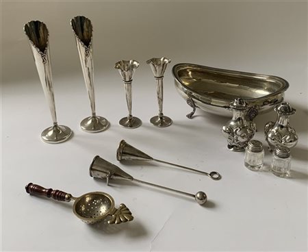 Lotto composto da una coppia di saliere con punzoni inglesi, due coppie di vasi