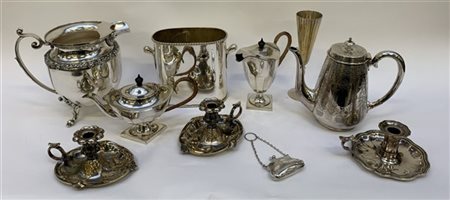 Cartone contenente numerosi oggetti di varie forme e dimensioni in metallo arge