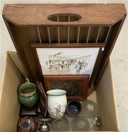 Cartone contenente oggetti di materiali e per usi differenti tra i quali una sc