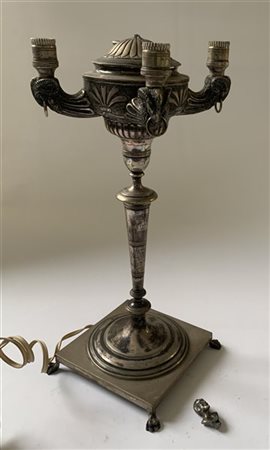Lampada fiorentina in argento con portacandele decorate a teste di ariete. Tito