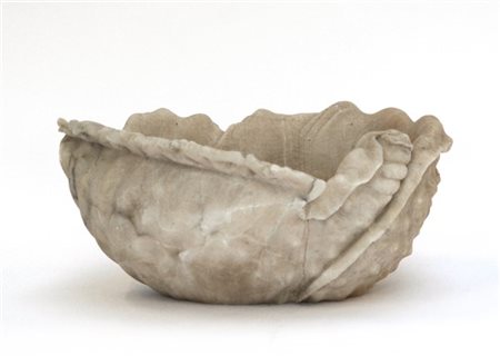 Conchiglia in alabastro incisa a tutto tondo. Secolo XIX (cm 34x19x37)