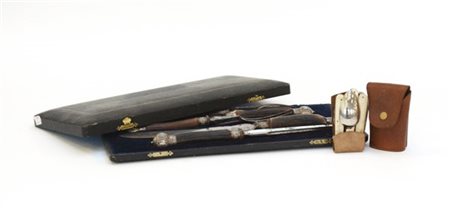 Lotto composto da un set di posate da viaggio e uno con manici in corno del sec