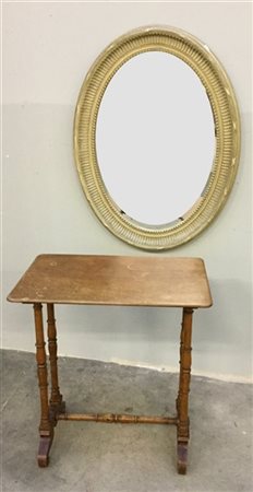 Lotto composto da un tavolino con gambe tornite ed una specchiera ovale in legn