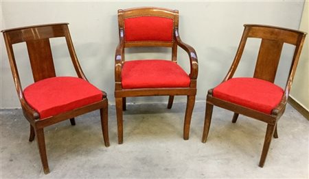 Lotto composto da una poltrona e due sedie in legno con gambe a sciabola (difet