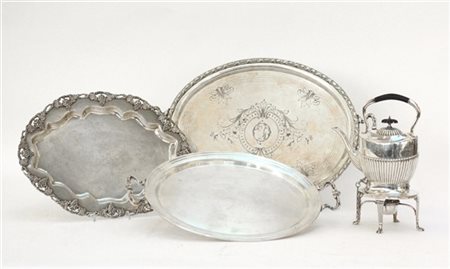 Lotto composto da tre vassoi biansati e un samovar in metallo argentato