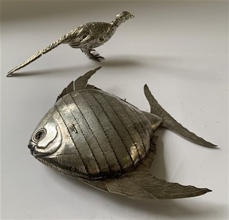 Lotto composto da un pesce e un fagiano in argento a tutto tondo (g 541) (difet