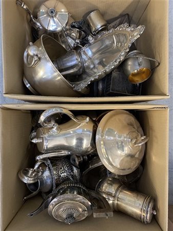 Lotto composto da due cartoni contenenti numerosi oggetti in metallo argentato