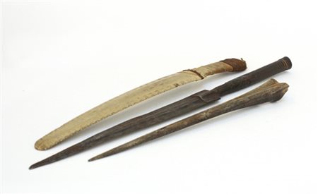 Lotto composto da una punta di lancia in metallo e due denti di pesci, uno mont