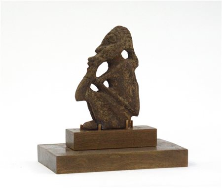 Antica scultura in pietra raffigurante figura virile (difetti)
(h.23 cm.)