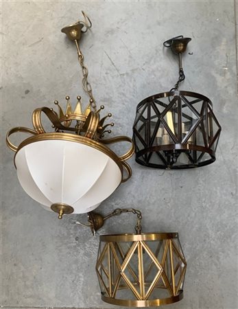 Lotto composto da tre lampadari diversi in ottone e vetro (difetti)