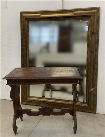 Lotto composto da un tavolino con gambe intagliate e una specchiera con cornice