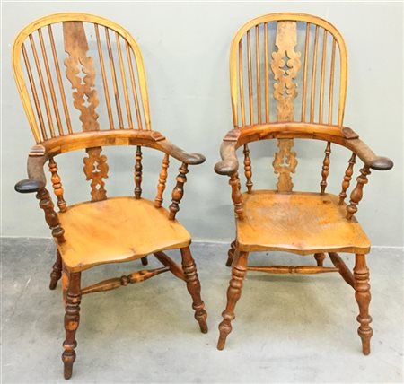 Coppia di poltrone Windsor con schienale a listelli e montante intagliato e tra