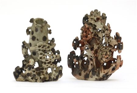 Manifattura cinese. Due gruppi in pietra saponaria raffiguranti paesaggio e fio