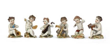Gruppo di sei sculture in porcellana raffiguranti putti suonatori (h. cm 10) (d