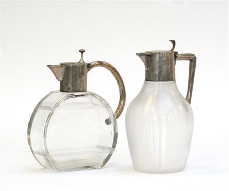 Due brocche in vetro con ghiere in argento (h. max cm 21) (difetti)