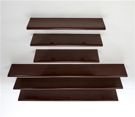 Azucena (Attribuito)
Lotto di sei mensole in legno verniciato marrone di diversa