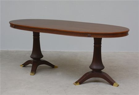 Tavolo da pranzo di con piano ovale in legno, fascia sottopiano con inserti dec