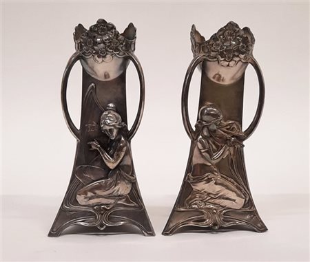 Coppia di candelieri in peltro argentato decorato con motivi liberty a fiori e