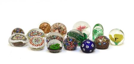 Lotto composto da quindici press papier di diversa forma, epoca. Italia, secolo