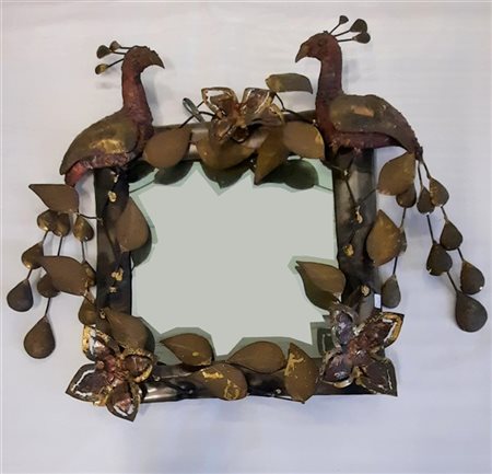 Piccola specchiera con cornice in lamina di ottone parzialmente dipinto decorat