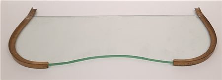 Mensola in cristallo molato di forma sagomata con supporti in ferro e ottone. I