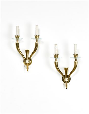 Coppia di appliques a due luci con struttura in ottone e dischi in cristallo. I