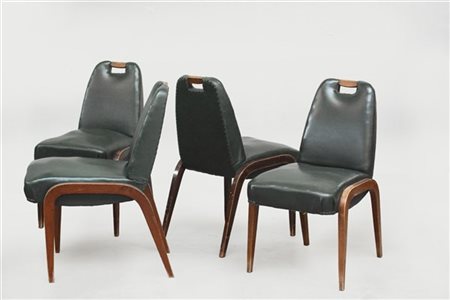 Lotto composto da quattro sedie con rivestimento in skai verde, gambe in legno