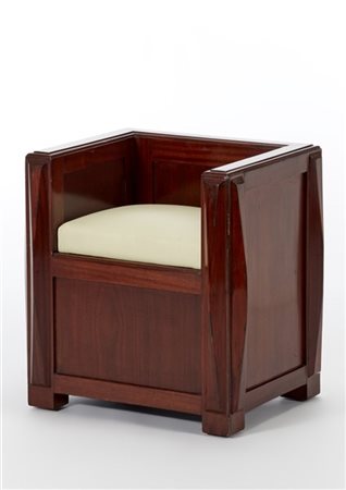 Giacomo Cometti (Attribuito)
Poltroncina a pozzetto di gusto Art Déco, in mogano