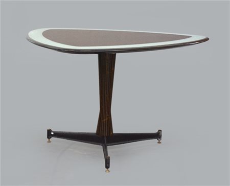 Tavolo con piano a forma triangolare stondata, gambe in metallo verniciato nero