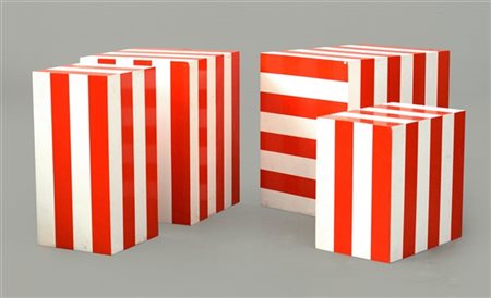 Lotto composto da quattro cubi in legno dipinti bianco con fasce adesive rosse.