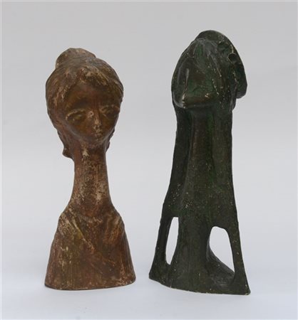 Lotto di due sculture in ceramica raffiguranti busti femminili dal collo allung