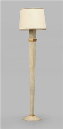 Lampada da terra con fusto rastremato verso il basso in legno rivestito in perg