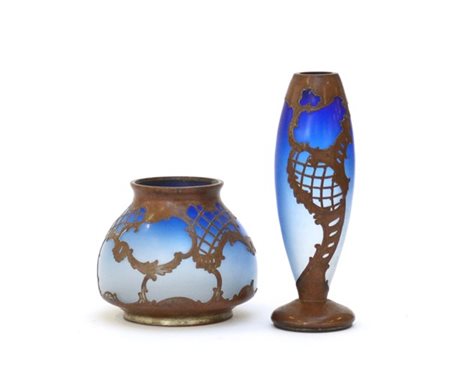 Lotto composto da due vasi Art Nouveau in vetro soffiato in stampo blu decorato