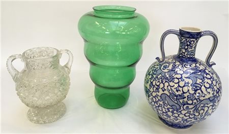 Lotto composto da un vaso biansato in ceramica smaltata decorata con animali de