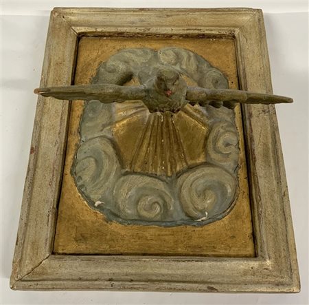 Antico elemento decorativo in legno intagliato e laccato raffigurante "La colom