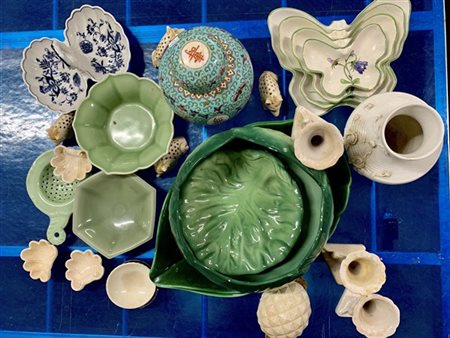 Cartone contenente numerosi oggetti di diversa manifattura, forma e decoro in p