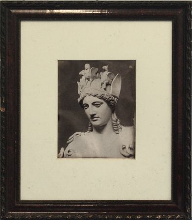Fotografia all’albumina del secolo XIX raffigurante una scultura classica (cm 2
