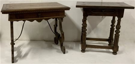 Lotto composto da due tavolini in legno ad un cassetto sottopiano, uno con gamb