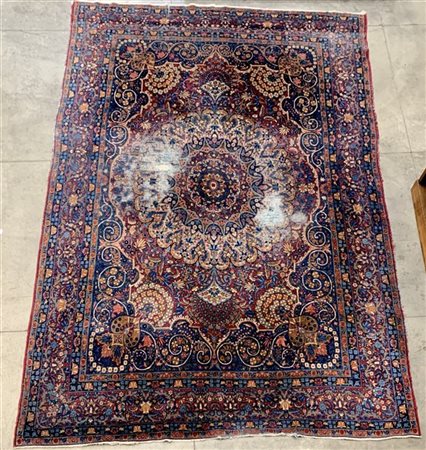 Tappeto Kirman,Persia, secolo XX. Decoro con grande medaglione polilobato su fo