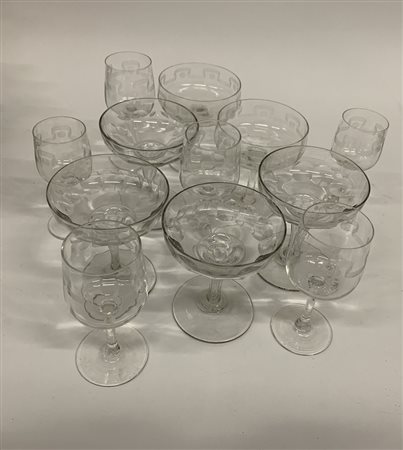 Cartone contenente parti di servizi di bicchieri e coppe in vetro uniti a due b